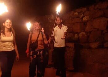 Tourists brave darkness on Mihintale mountain with flaming torches!