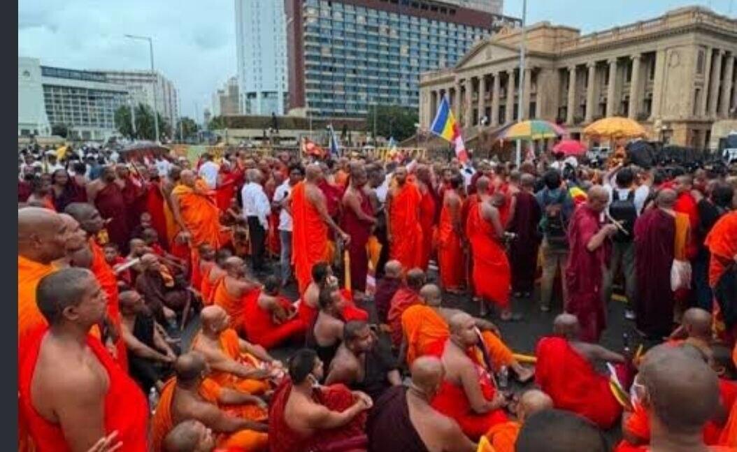 Kandy march for Gnanasara Thera reaches Presidential Secretariat
