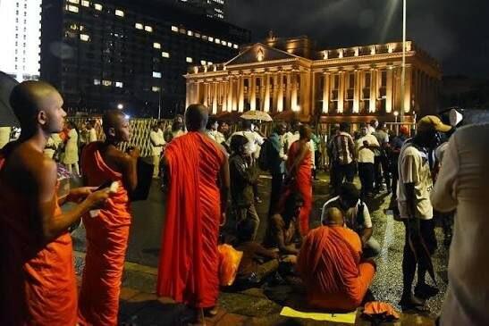 Monks stay at Presidential Secretariat demanding Gnanasara Thera release