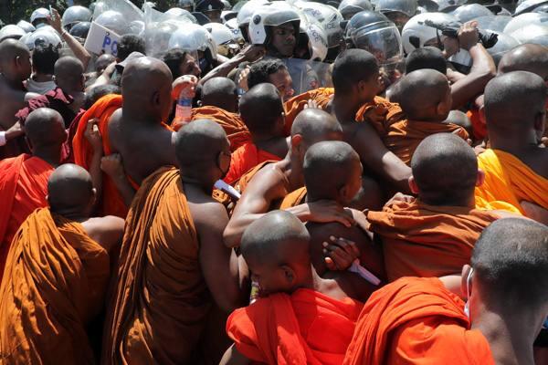 Police deny assaulting monks at Viharamahadevi Park protest