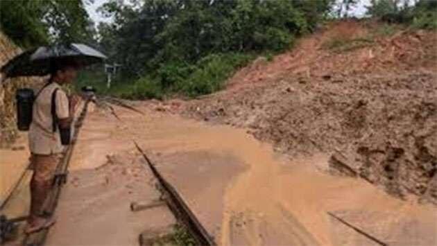 Rain to continue in south-west until 27 October; Rambukkana-Gampola trains suspended after landslide